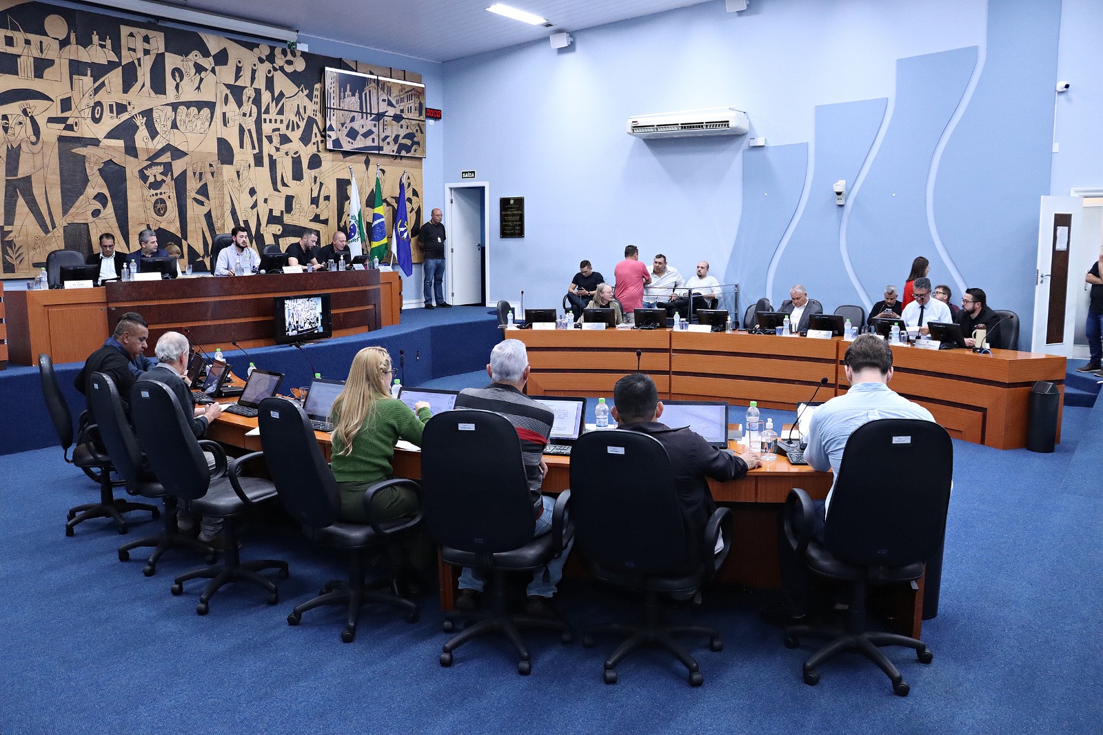 Aprovado projeto que obriga a contratação de mulheres vítimas de violência por empresas contratadas pela administração pública