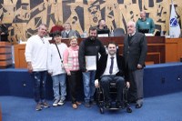 Câmara entrega Moção de Aplauso para secretário de Cultura