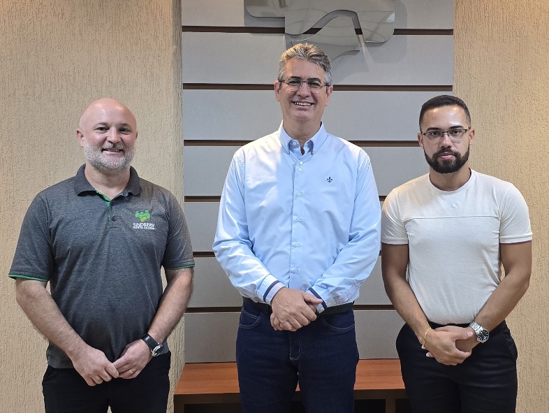 Julio Küller reforça compromisso com o diálogo institucional em visita ao SindServ