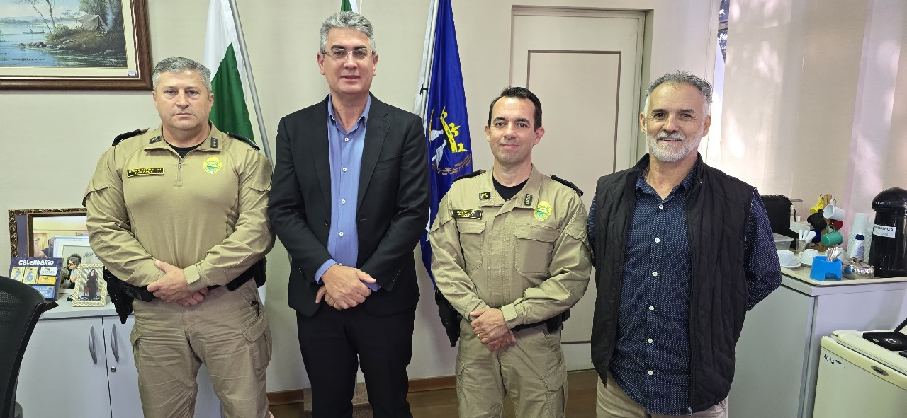 Lideranças da PM visitam presidente da Câmara de Ponta Grossa e apresentam ações de segurança