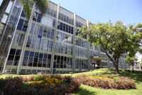 Missionária Adriana questiona votação de prestações de contas