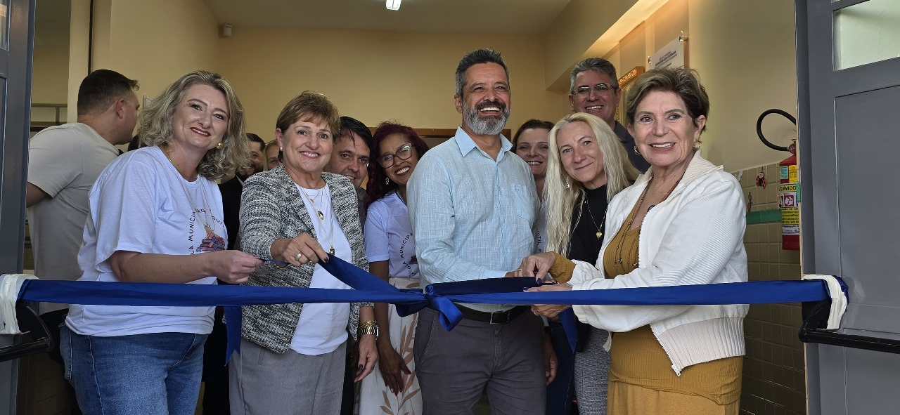 Vereadores participam de entrega de reforma e ampliação da Escola Guitil Federmann