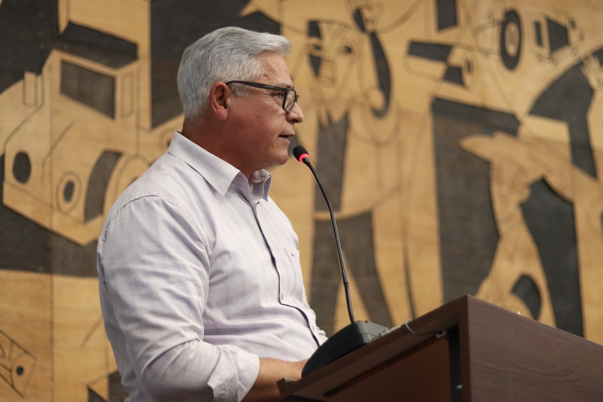 Prefeitura sanciona PL que institui regulação de utilização de inteligência artificial em sistemas públicos  