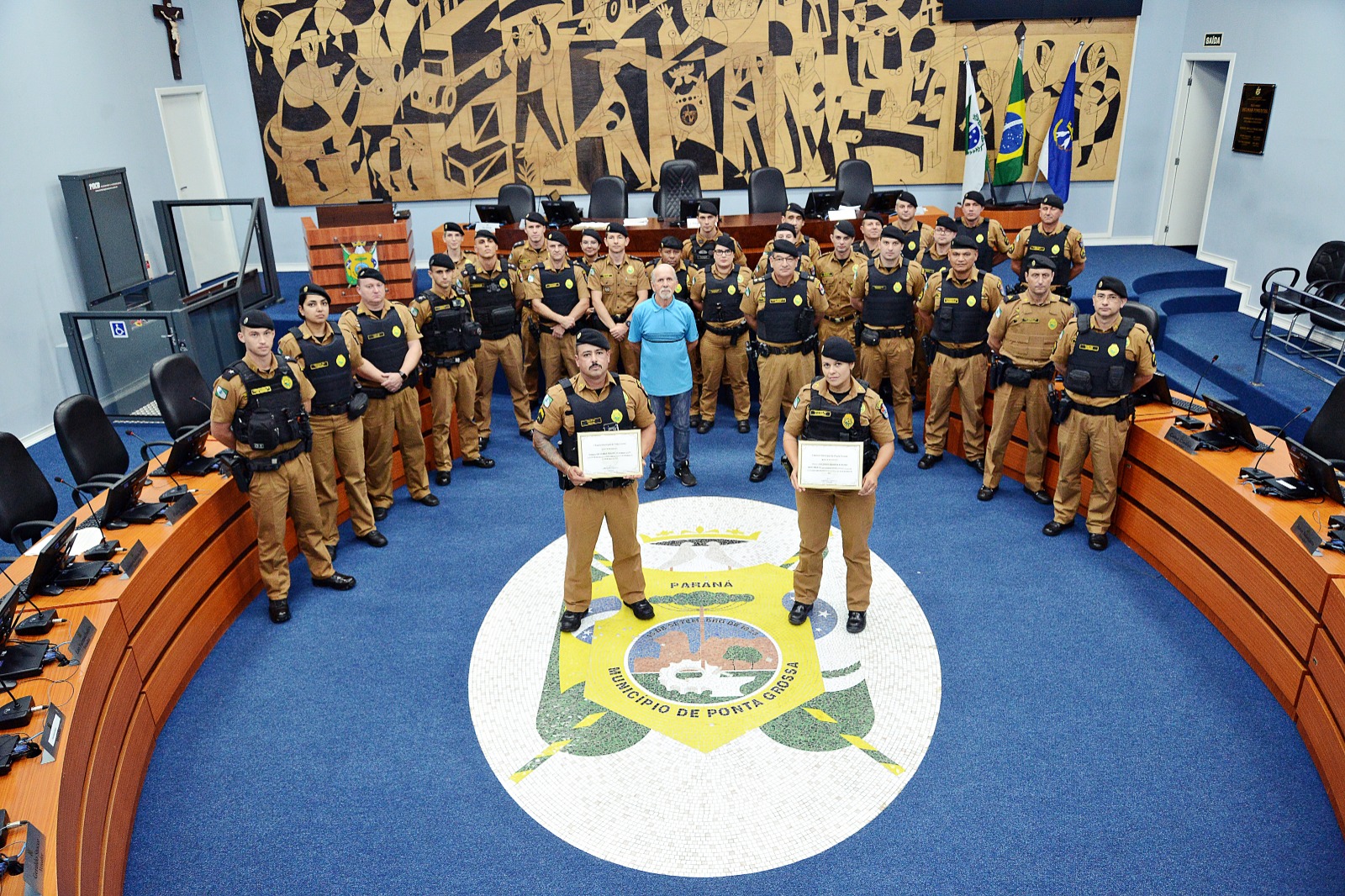 Vereador Jairton da Farmácia entrega Moção de Aplauso a Policiais Militares que atuaram em salvamento de bebê