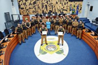 Vereador Jairton da Farmácia entrega Moção de Aplauso a Policiais Militares que atuaram em salvamento de bebê