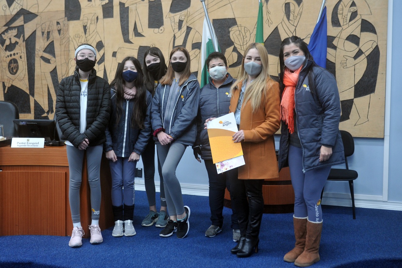 Vereadora recebe visita de equipe da escola Santo Angelo