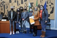 Vereadora recebe visita de equipe da escola Santo Angelo